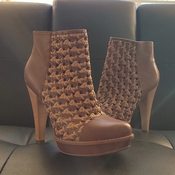 Ugg Maliha Woven Booties - Picture 2 of 6